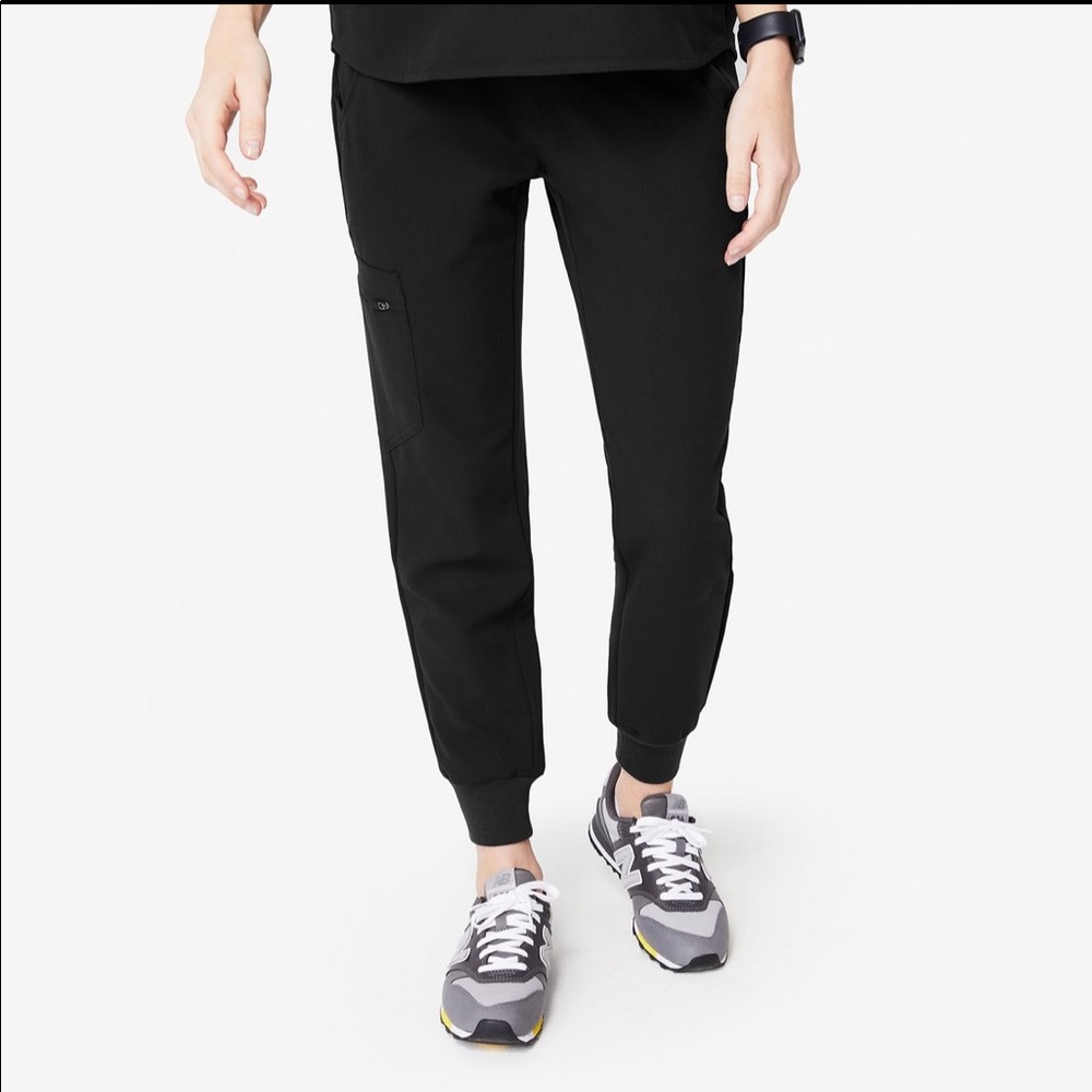 Figs Zamora black scrub pants in petite length